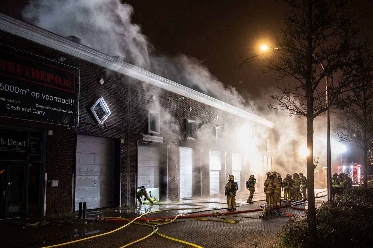 De brandweer is nog steeds druk bezig om de brand in het CAB-gebouw in Utrecht te blussen. via @duicnl.