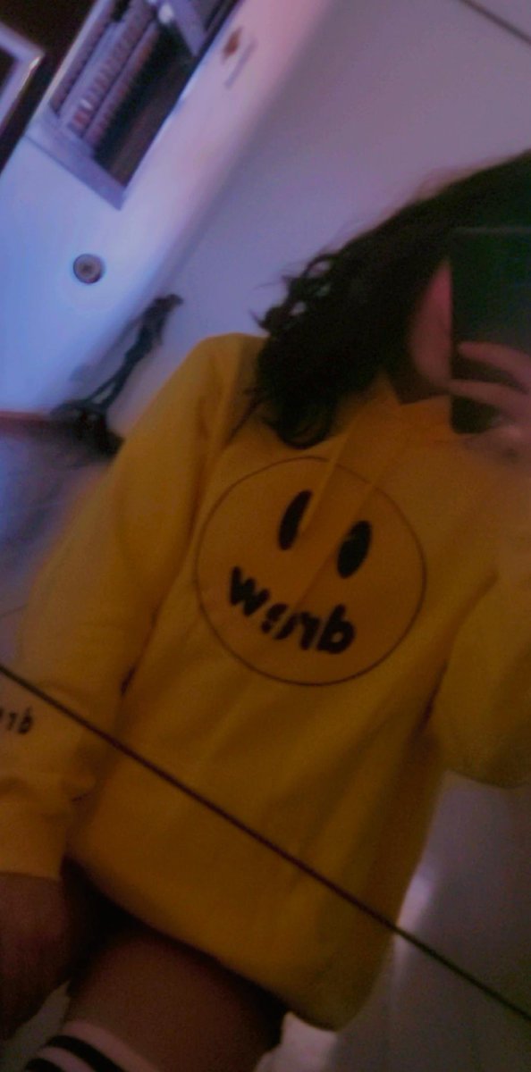 Coramesnoir's tweet photo. MEU MOLETOM MEU MOLETOM EU TO SURTANDOO https://t.co/Ej9YH4j2iG