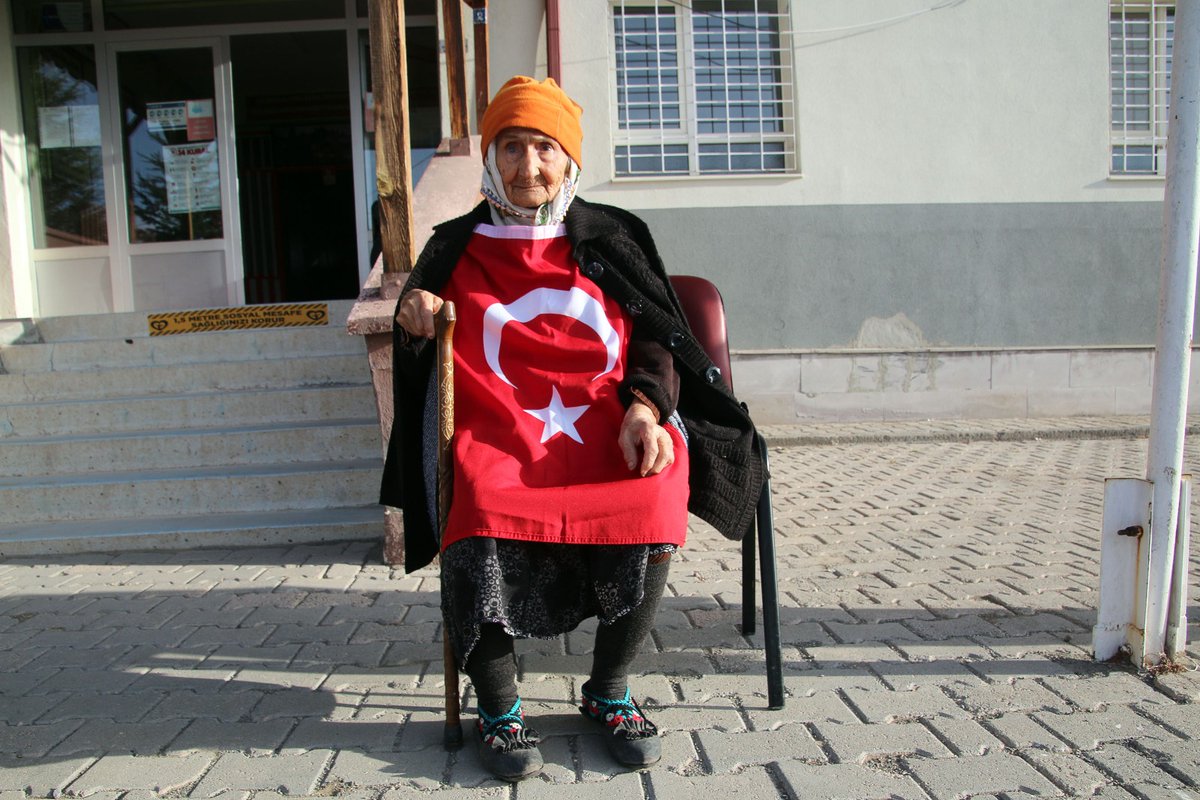 ziyaselcuk's tweet photo. Her yaşta, aynı heyecanda buluşmak ne büyük mutluluk... Fotoğraf, Sivas’tan. 96 yaşındaki Fermude Cangül annemiz, bayrağıyla koşmuş okul bahçesine. “Töreni duyar duymaz heyecanla bekledim.” diyor. Kendisiyle ilk bayrak töreninde yan yana saygı duruşunda bulunmayı diliyorum. https://t.co/EhmTq60MIg