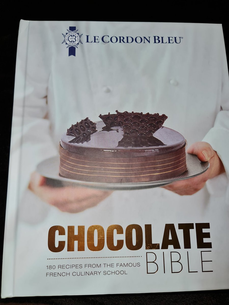 pwincessleona's tweet photo. Back at buying books for me treating myself 😍 let's start baking again https://t.co/Xy566PtCVk
