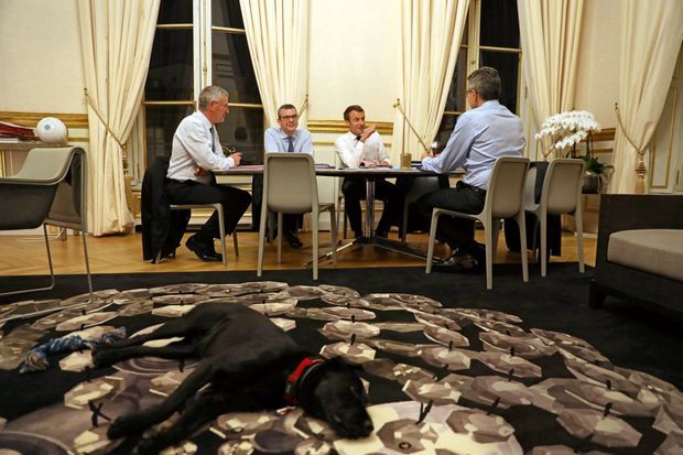 Claude Lévêque mis en examen pour viol sur mineur 👏👏👏
Quand son tapis "Soleil noir" sera-t-il retiré des salons de l'Elysée ? Faudra-t-il attendre une condamnation ?