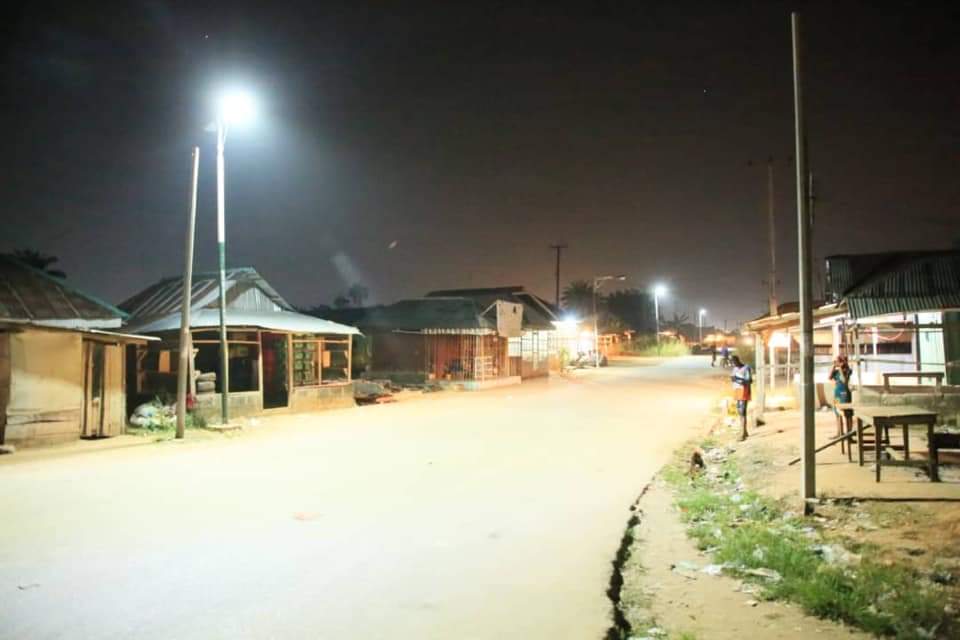 SOLAR STREET LIGHTS: OGHAREKI-OGHARAInstallation of solar street lights in Chief Ibori Road, Oghareki-Oghara, Ethiope West Local Government Area of Delta State.