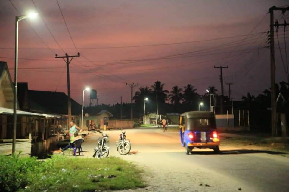 SOLAR STREET LIGHTS: OLOMU Installation of solar street lights in Ogoni-Olomu, Ughelli South Local Government Area of Delta State.