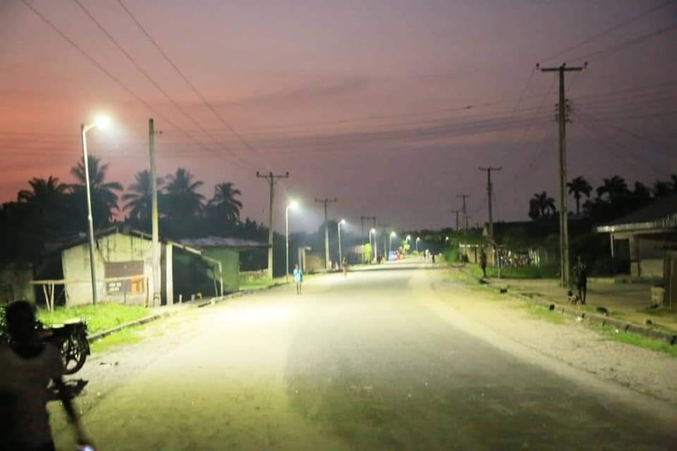 SOLAR STREET LIGHTS: OLOMU Installation of solar street lights in Ogoni-Olomu, Ughelli South Local Government Area of Delta State.