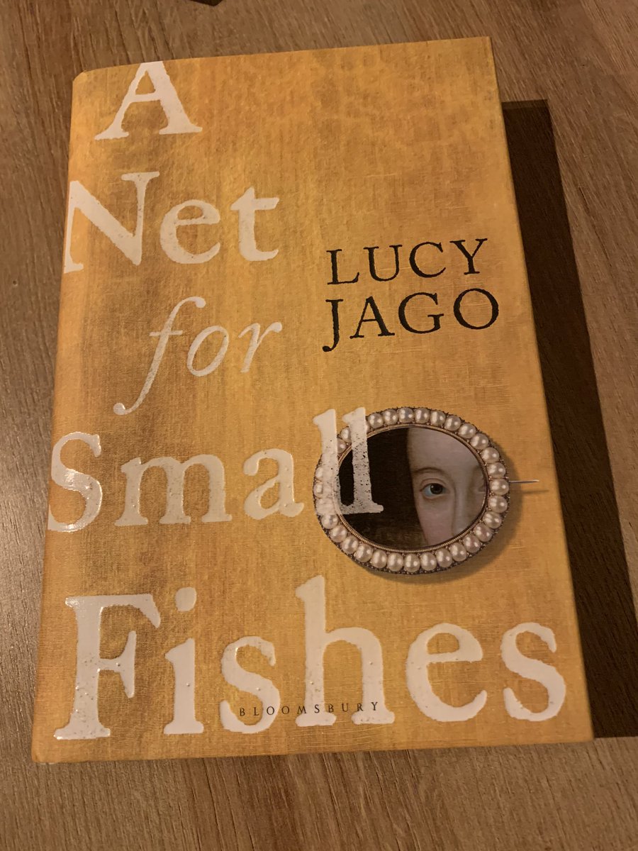 The little mirror image on this cover is beautiful ❤️
#ANetForSmallFishes by Lucy Jago from @BloomsburyBooks @Ros_Ellis 

❤️