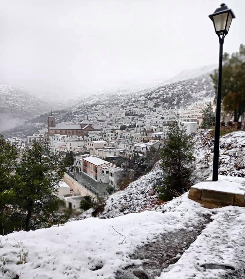 OHANES ☃️

La sierra de Almería cubierta por la nieve.

📸 <a href="/patrygonzalez12/">Patry Gonzalez</a> Patri González 

#Enero2021 #añodenieves #pueblosconencanto #Ohanes #SierradeAlmeria #pueblosdeespaña #Almeria #Andalucia #España #Europa #almeriaciudad #friooooo #temporal #pueblosdealmeria