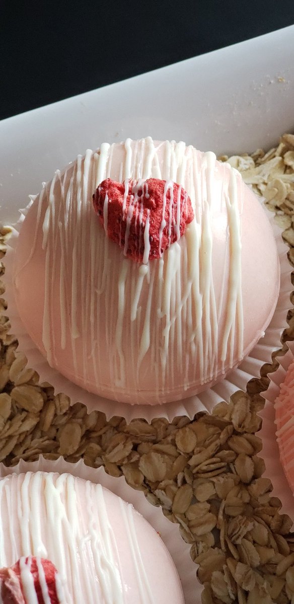 BakeryToothache's tweet image. Strawberry oatmeal bombs