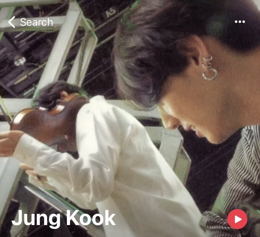 gukth's tweet photo. JUNGKOOK CHANGED HIS PROFILE PICTURE TO A PIC WITG TAEHYUNG????? https://t.co/fZcitExYX1
