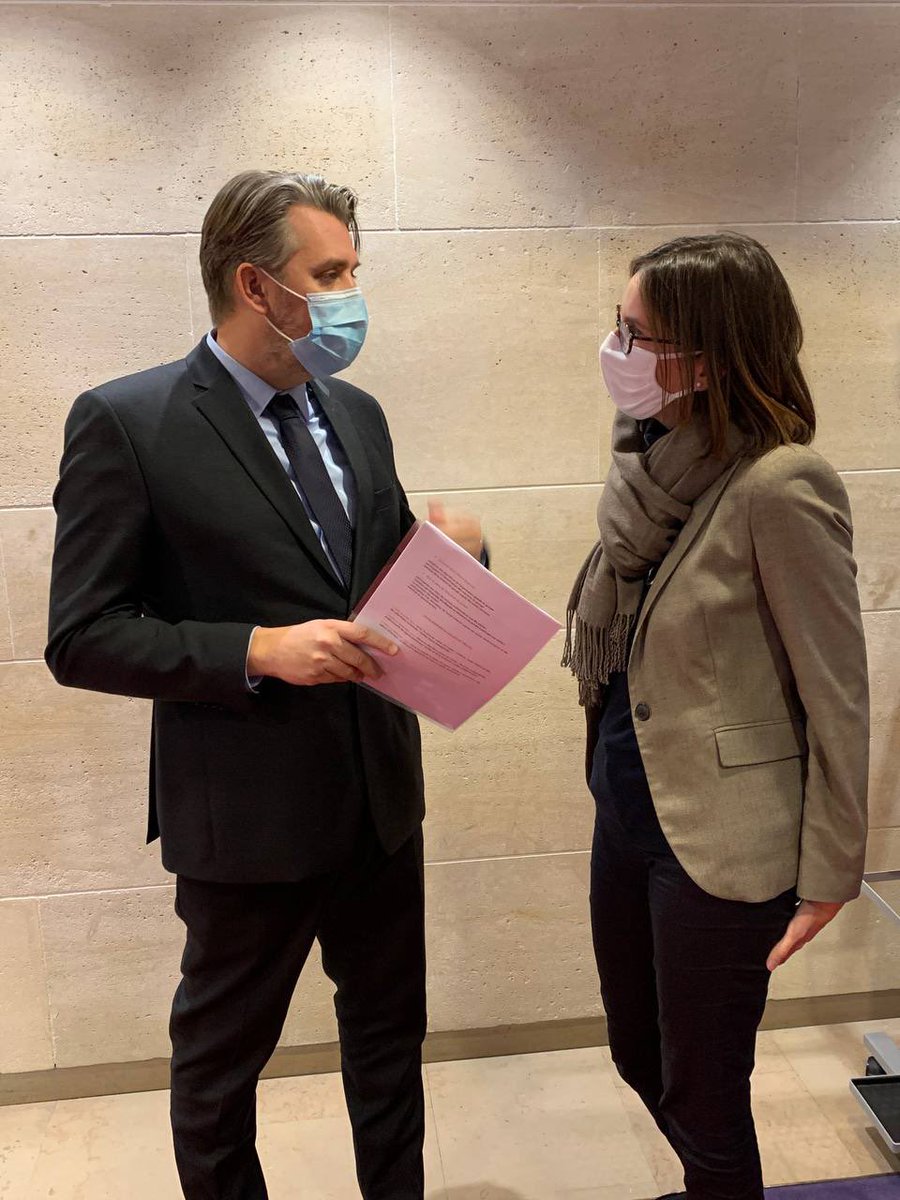 EPoulliat's tweet photo. J’ai remis ce soir à @AdeMontchalin les propositions du groupe de travail parlementaire, dont je suis co-référent, sur la protection sociale complémentaire des agents publics. Le fruit d’un travail collectif depuis plusieurs mois, en partenariat avec la #MNT. #fonctionpublique https://t.co/tAE5T1ET6y