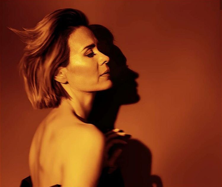 Sarah Paulson’s side profile a thread ;