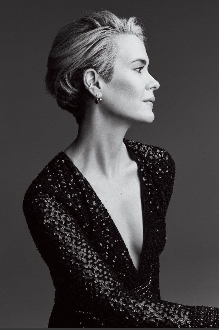 Sarah Paulson’s side profile a thread ;