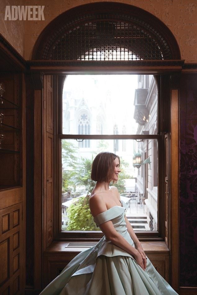 Sarah Paulson’s side profile a thread ;