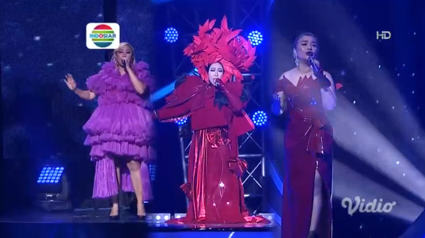 Indosiar's tweet photo. Bukan main!
Kolaborasinya Mama Ute, @melly_goeslaw dan Pingkan ini luar biasa.. kalian setuju?
#KonserRaya26Indosiar
#Indosiar26ether https://t.co/W7DVxzE0P0