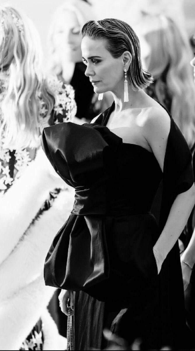 Sarah Paulson’s side profile a thread ;