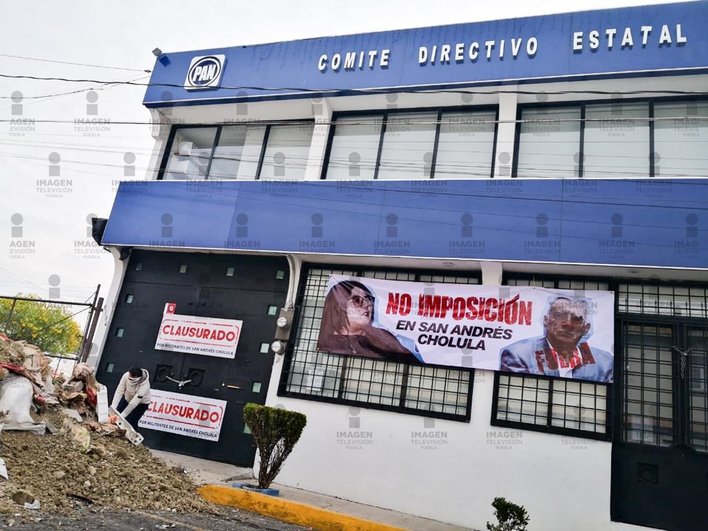 Militantes de Acción Nacional, de San Andrés Cholula, se manifestaron en contra de  Génoveva Huerta, debido a que ha ignorado una serie de oficios que le hicieron llegar para que se instale el Centro de Votación para la selección de candidatos en el municipio. #Puebla