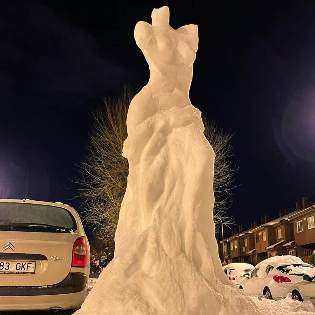 heavy snow in madrid and it was enough for someone to sculpt venus de milo