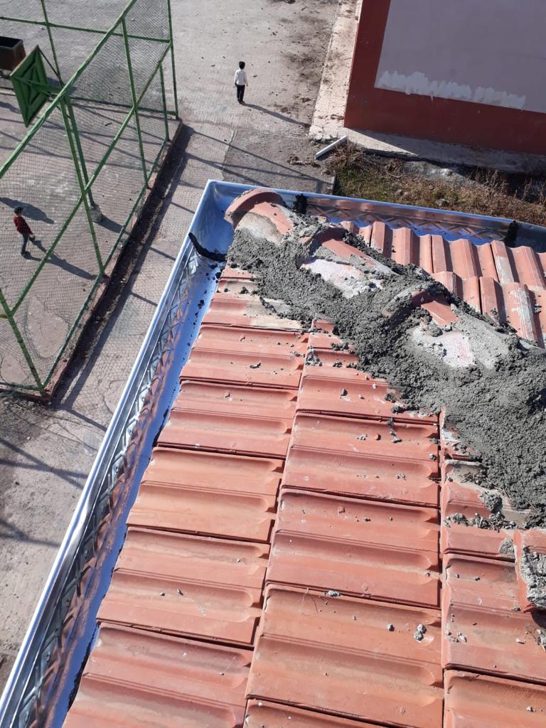 Okulumuzda verilen bu arada,çatımızın onarımı bakımı,omurgaların tamiratı ve olukların değişimi tamamladık.Yeni döneme daha hazir hale geliyoruz. Bu calışmalara katkılarından dolayı  <a href="/NKapanoglu/">Nuri Kapanoglu</a>  hocamıza cok teşekkür ediyoruz.😊 <a href="/siverekmem63/">Siverek İlçe MEM</a> <a href="/ziyaselcuk/">Ziya Selçuk</a>