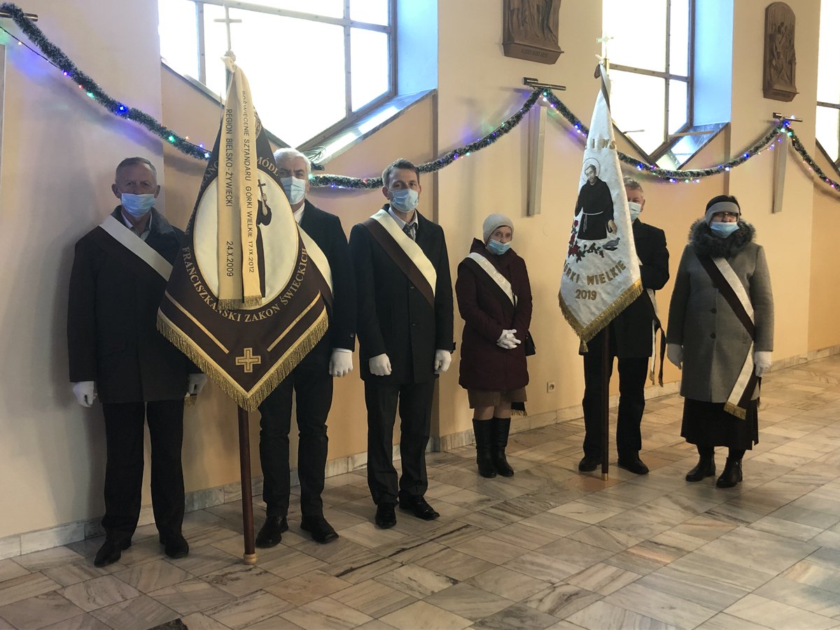 bp_greger's tweet photo. W kościele św. Jana Sarkandra, u ojców franciszkanów, w Górkach Wielkich, odbyła się doroczna adoracja przy żłobku z udziałem członków Franciszkańskiego Zakonu Świeckich. Dziękuję za sakrament chrztu, od którego wszystko się rozpoczyna, krocząc po drogach codzienności z Bogiem. https://t.co/T7x9NHERt5
