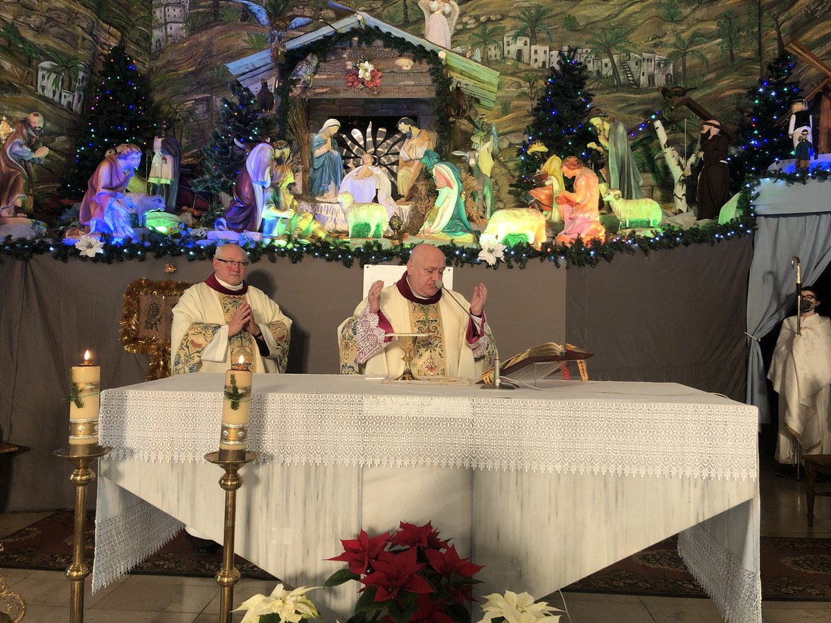 bp_greger's tweet photo. W kościele św. Jana Sarkandra, u ojców franciszkanów, w Górkach Wielkich, odbyła się doroczna adoracja przy żłobku z udziałem członków Franciszkańskiego Zakonu Świeckich. Dziękuję za sakrament chrztu, od którego wszystko się rozpoczyna, krocząc po drogach codzienności z Bogiem. https://t.co/T7x9NHERt5