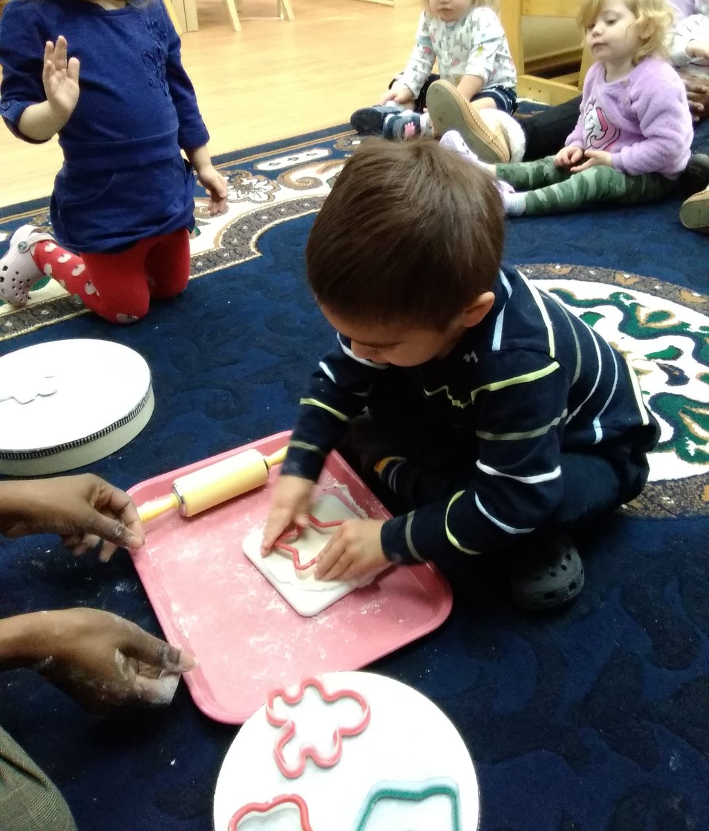 BritleysC's tweet image. Learning how to bake cookies! 🍪 

#montessoritoddler #winteractivity #motorskillsdevelopment #practicallifelesson