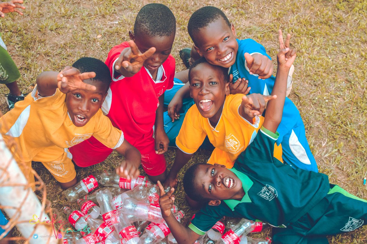 AfricanCr8veHub's tweet photo. @OlumideIDOWU We are concerned about this issue, and we try to bridge the gap by setting up #ecoclubs in primary and secondary schools to teach the pupils about the issues of climate change and effects of single-use plastics. https://t.co/N3u6E8or5M