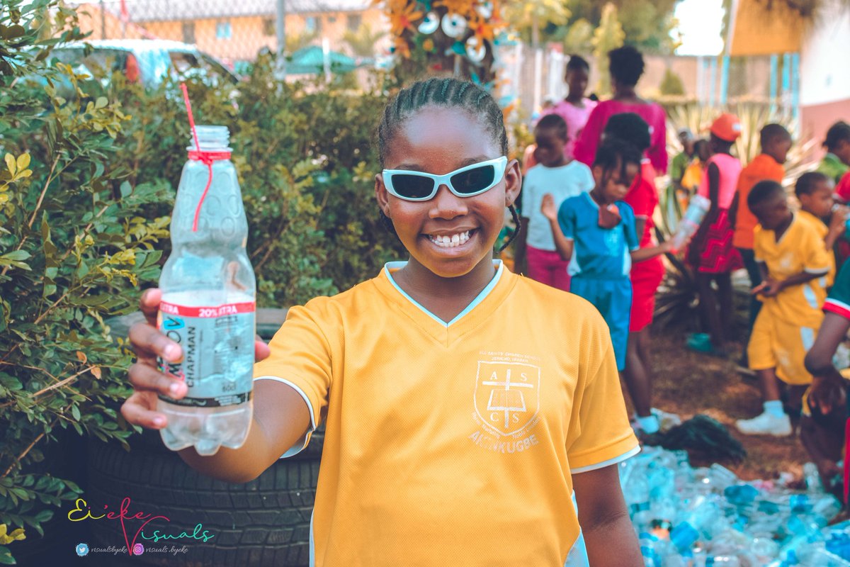 AfricanCr8veHub's tweet photo. @OlumideIDOWU We are concerned about this issue, and we try to bridge the gap by setting up #ecoclubs in primary and secondary schools to teach the pupils about the issues of climate change and effects of single-use plastics. https://t.co/N3u6E8or5M