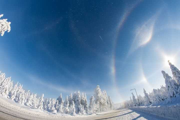 severeweatherEU's tweet photo. Wow! Incredible capture of massive atmospheric optics around a diamond dust Sun halo near the Klinovec peak in the Czech Republic yesterday, Jan 10th.

Photos by Jarda Fous. Posted with permission. https://t.co/7gpIfUCr7f