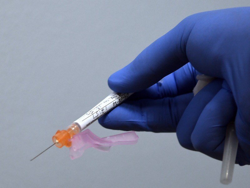 Brencro1's tweet photo. @Annie_1432 @HermanMashaba @CyrilRamaphosa @JoeBiden That's the needle cover for disposal. 
https://t.co/c59PVZtIky https://t.co/d1sxvpPqgE