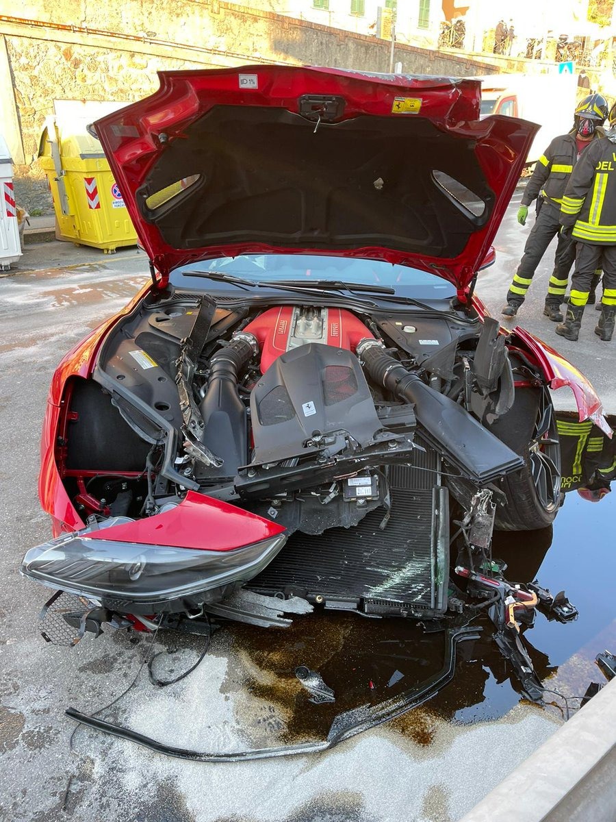 SportsCenter’s tweet - "Federico Marchetti, el arquero suplente del Genoa,  dejó su Ferrari en el Lava-autos. El operario que se la estaba llevando  luego, al campo de entrenamiento, se estrelló en la