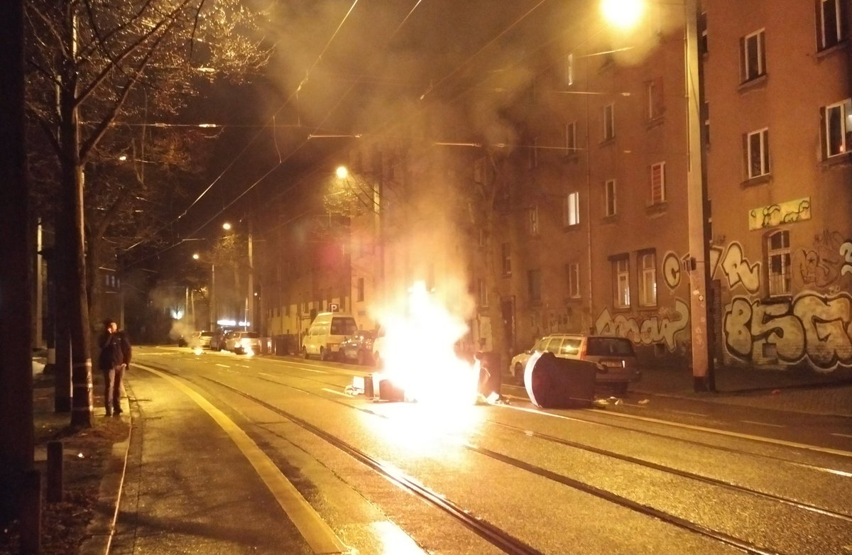 MyConnewitz's tweet photo. Zähe Prozessverläufe, schleppend Aufklärung nach 5 Jahren #le1101 in #Connewitz.

https://t.co/LTl8cLbJyM

(Bild: 11.01.2016, 19.35h) https://t.co/V8J814qhI9
