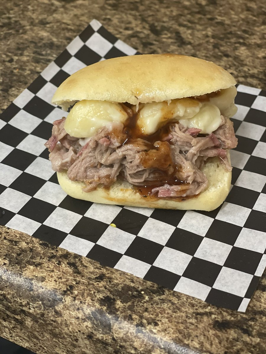 sonsofsmokeTN's tweet photo. Pulled Pork Smoked White Cheddar Mac and Cheese slider https://t.co/lj74k4xeXK