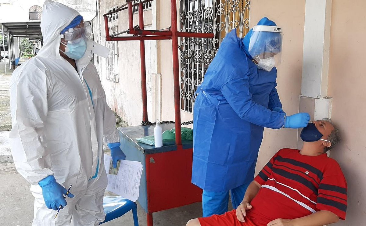 DPS_LosRios's tweet photo. #LosRíos | Personal de @Salud_Ec realiza toma de muestras de hisopado a personas vulnerables y prioritarios del cantòn Valencia, ademàs la búsqueda activa de posibles casos de #Covid_19. Se garantiza la vigilancia epidemiológica para salvaguardar la salud de la población. https://t.co/uU0Ik7F9yL