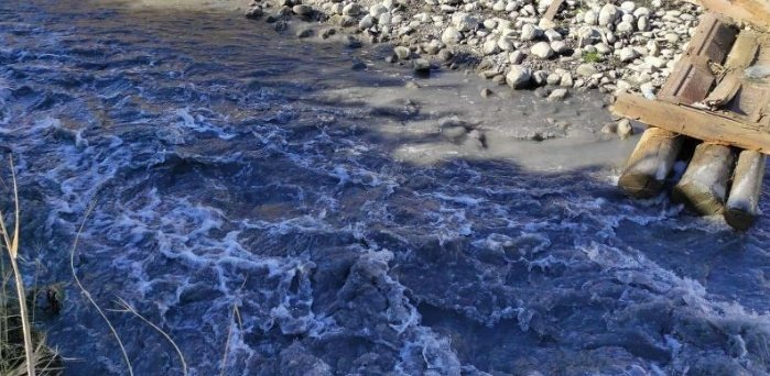 Şırnak'taki Nerduş Deresi siyah akıyor. 
Niye  ? 
Kömür ocakları suyu arıtmadan dereye bırakıyor da ondan.
Suya hasret kaldık olanı da bu hale getiriyoruz. Bu konuda çok şikayet var. 
<a href="/SirnakValiligi/">T.C. Şırnak Valiliği</a> <a href="/csbgovtr/">T.C. Çevre, Şehircilik ve İklim Dğş. Bakanlığı</a> <a href="/SirnakBel/">Şırnak Belediyesi🇹🇷</a>