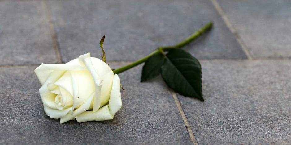 ArrelsFundacio's tweet photo. Avui han mort al carrer dues persones que vivien al ras a Barcelona. Tenien només 32 i 38 anys i a un d’ells el coneixíem des d’Arrels. Les seves morts ens causen un dolor molt profund i ens empenyen a seguir endavant per aconseguir #ningúdormintalcarrer. https://t.co/P3ADXg9zhg