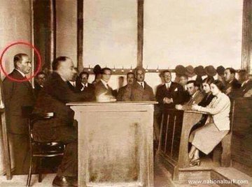 #DerhalÖzürDileNagehan

Türkiye Cumhuriyetinin kurucu lideri Atatürk, sınıfta bir öğretmenin kürsüsüne oturmayacak kadar nezaket dolu ve saygılı...

Atatürk’ten sonra, çok değil yarısı kadar değer verilseydi öğretmene, bugün senin cehaletine tepki göstermezdik Nagehan...