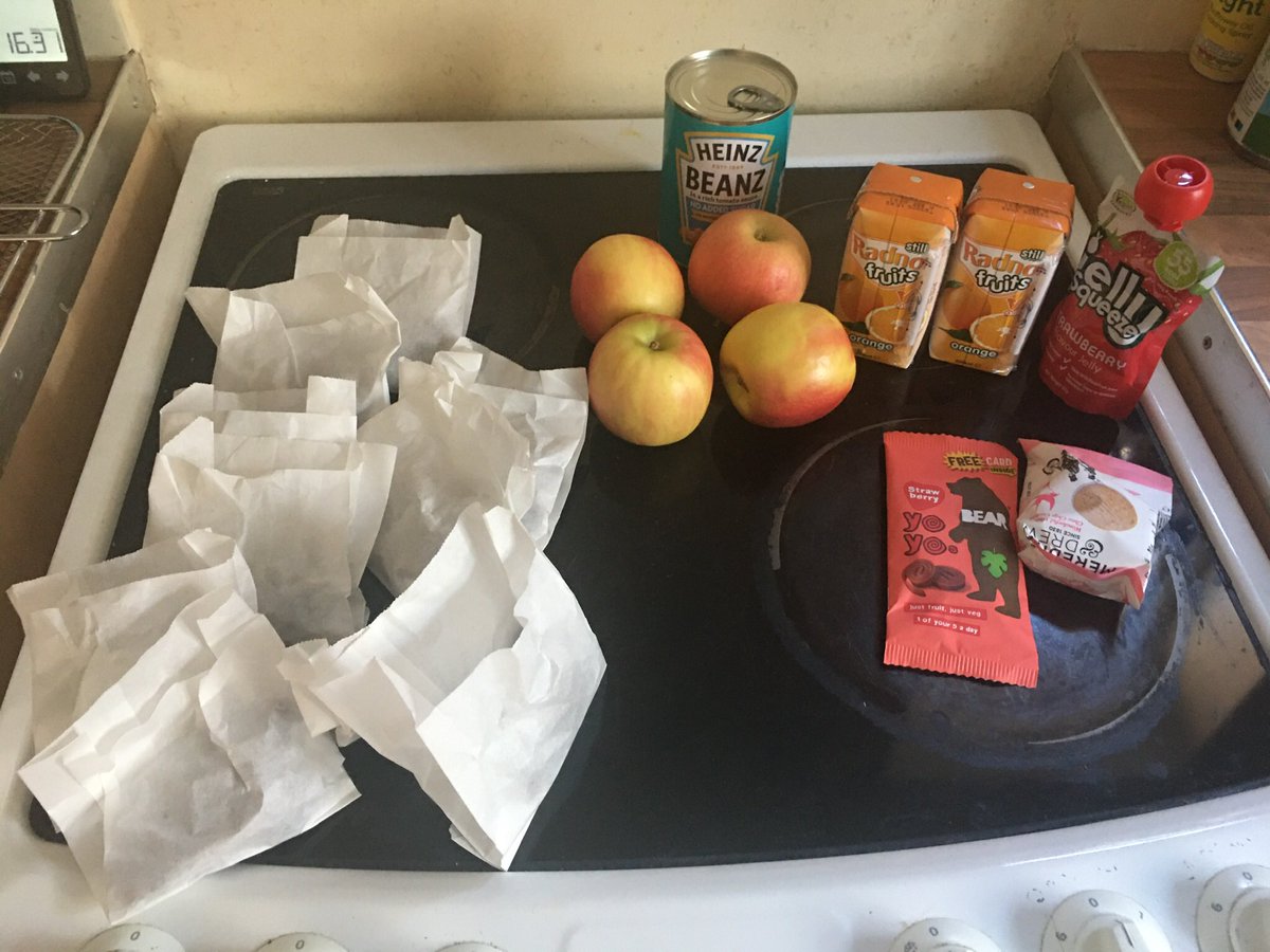 Amii_lou's tweet image. I was in the same situation last week! The company being Chartwells too! I got this last week for 3 days! Consisted of: 2 drinks, 3 snacks, 4 apples, tin of beans &amp;amp; ten little bags of raisins! Absolutely disgusting! #freeschoolmeals