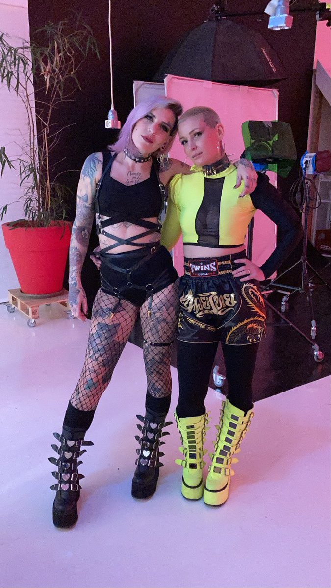 TattooChavi's tweet photo. Aujourd’hui on a tourné un clip! 
Ma pote Ekloz au mic!!! 
Et la beauté en jaune à côté de moi sur cette photo, c’est ma collègue d’amour « cause perdue Tattoo » sur insta!!! Et elle fait aussi de superbes créations de vêtements en latex !!
Vous aimez nos tenues ?! https://t.co/HfrS4TWldW