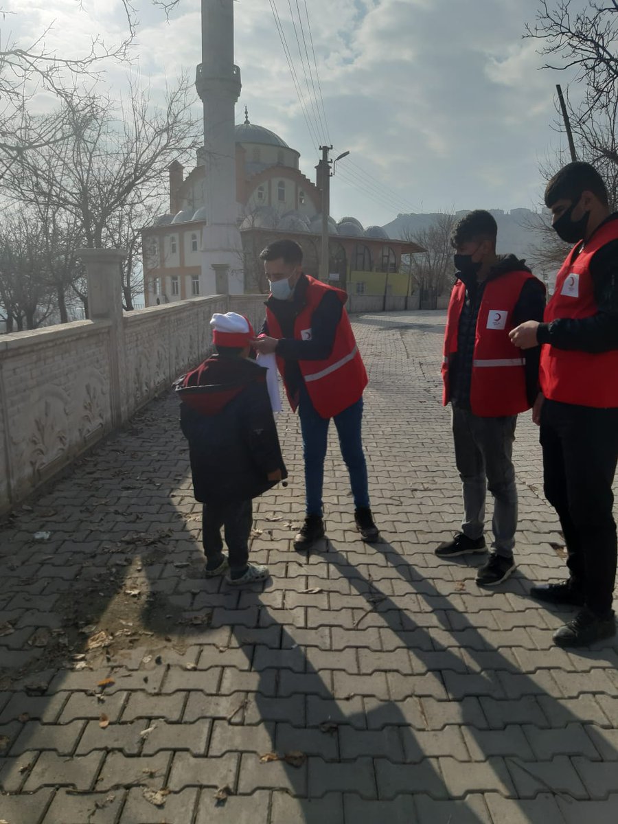 Genç Kızılay Palu ekibi olarak yarınların umutları olacak  minik yürekleri,masum  gönülleri ısındırdık  çocuklarımızın yüreklerini ısındırdık. #UMUTLAR #ÜŞÜMESİN @fatihbzkrt23 @RahmanKizlkaya @genckizilayfu @fatihbakir23 @genckizilay23