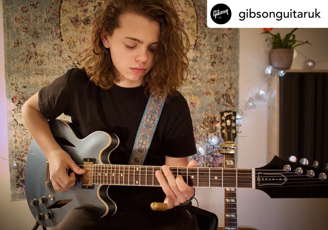 That feeling When the mighty <a href="/gibsonguitar/">Gibson</a>uk posts on their Instagram telling everyone about your new Single !!! 

THANKYOU GIBSON !! 

Download stream and signed copies on the webstore 😀
<a href="/sE_Electronics/">sE Electronics</a> @gibsonguitar 
#Grateful #TheLuckyOnes #SadSongs #NewSingle #UKCM  #family