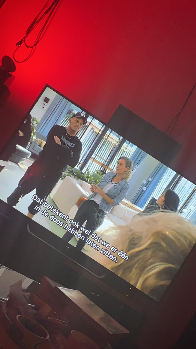 Tweemitri's tweet photo. Neem mensen hun GSM af... en ze worden weer geïnteresserd in elkaar. Nu al de strafste televisie van de 21ste eeuw. @BigBrother_NL @EndemolNL @Videoland @opVIER #bigbrother #Videoland #vier #bigbrothernl https://t.co/X35ceBYngI