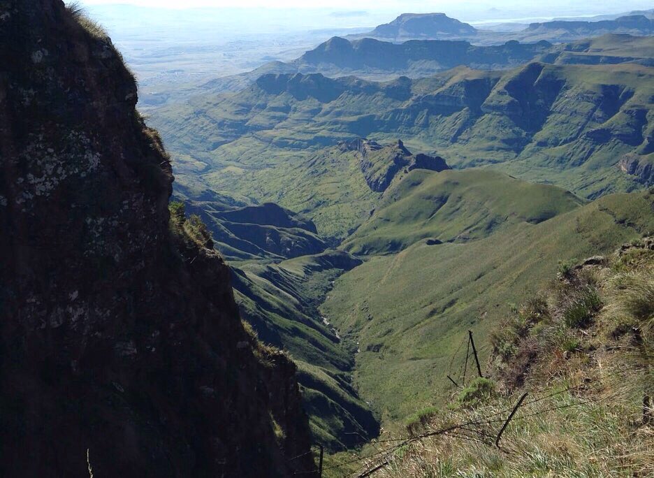 _wingsandwaves_'s tweet photo. Land of Lammergeiers (Bearded Vultures)…the Drakensberg mountain range, on the border of South Africa & Lesotho, for #MountainMonday!
Saw 2 while hiking up Sentinel Peak... #drakensberg #kzn #kwazulunatal #royalnatal #hiking #getoutside #TravelChatSA #southafrica #sentinelpeak https://t.co/Ormu6bcO0F