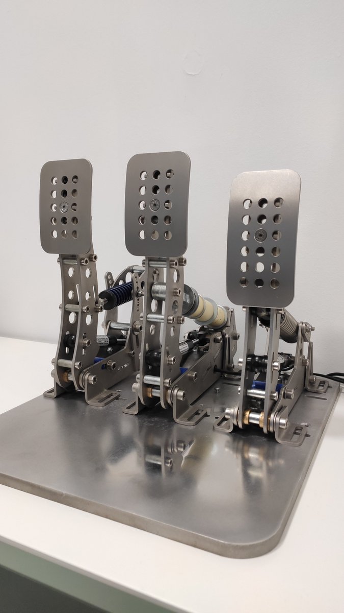 RafaBordoy's tweet photo. Vendo Heusinkveld Ultimate + Baseplate en muy buen estado, con poco uso. Contactar por privado interesados por favor. Nuevos valen 1400€ -- Precio Venta : 850€ https://t.co/Z6LnyNQf6J