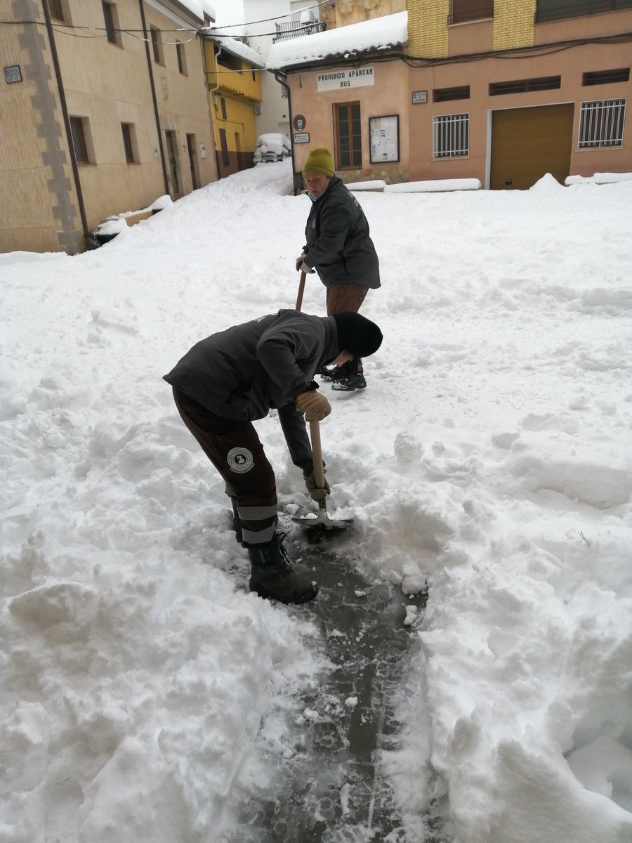 ccoocpbv's tweet photo. Las Brigadas de @divalterra @dipvalencia integradas en el operativo frente al #temporal #Filomena realizan sus labores con vehículos con neumático mixto SIN CADENAS y sin la ropa apropiada. Por seguridad instamos a @divalterra  a tomar las medidas pertinentes urgentemente https://t.co/0rRaG2Qi2X