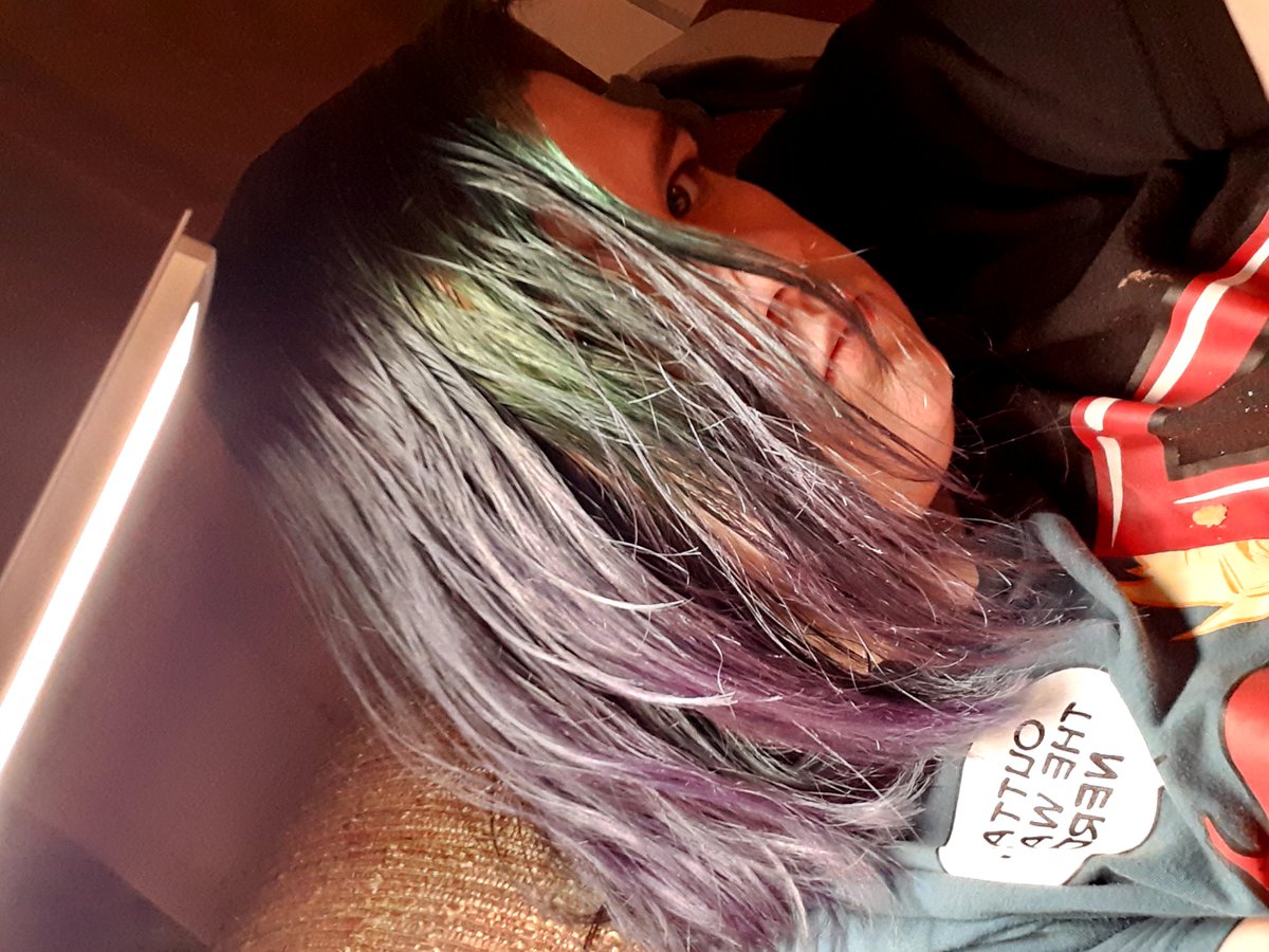 asheepoo91's tweet photo. This is the condition of my hair.i wanna get the color out before bleaching but dont know what the best product to use is. I just cut 6 inches of dead fried hair off and dont want that to happen again https://t.co/s5w5UaXlcs