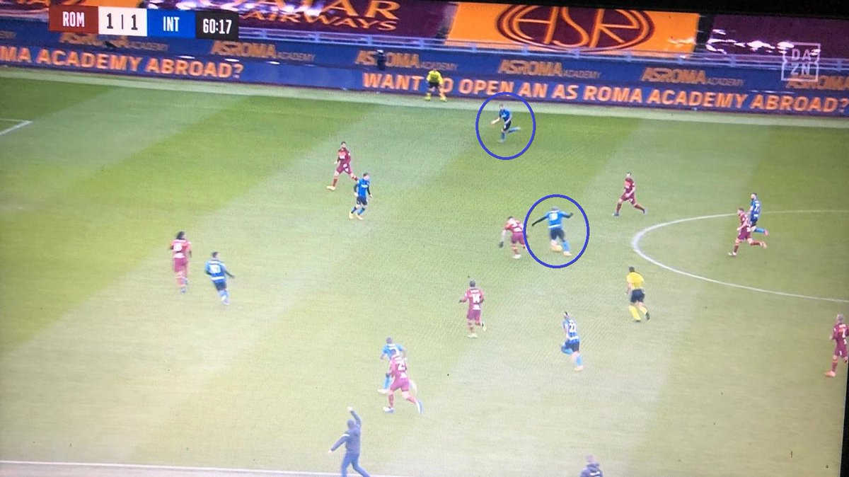  #RomaInter/ #PostMatch 5/8Nella metà campo della Roma è già 5v5, con Villar attirato dalla palla. La giocata di Vidal, di sinistro a cercare ancora il vertice, taglia fuori lo spagnolo.Lukaku vince il duello con Ibanez e rifinisce su Hakimi. Spinazzola riesce ad recuperare.