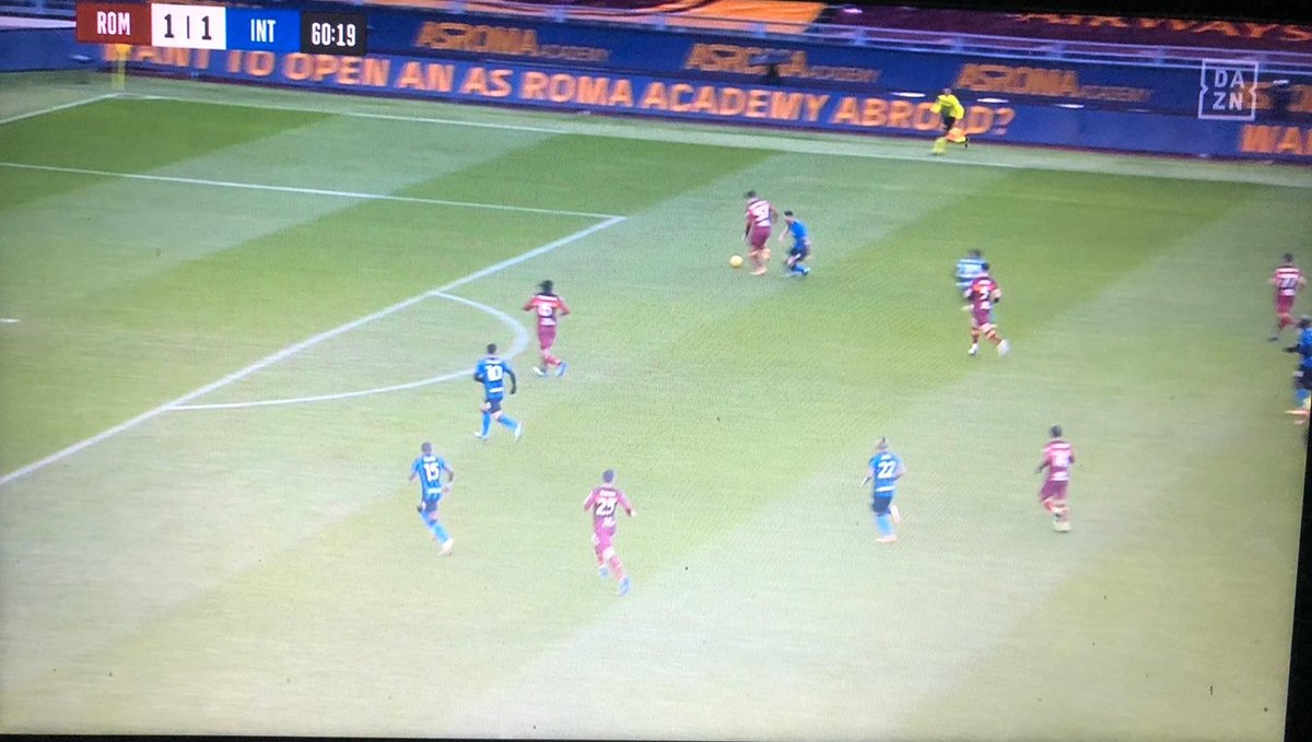  #RomaInter/ #PostMatch 5/8Nella metà campo della Roma è già 5v5, con Villar attirato dalla palla. La giocata di Vidal, di sinistro a cercare ancora il vertice, taglia fuori lo spagnolo.Lukaku vince il duello con Ibanez e rifinisce su Hakimi. Spinazzola riesce ad recuperare.