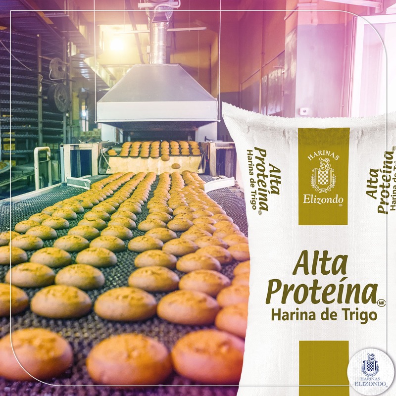 Nuestra harina Alta Proteína te permite elaborar tu producción con anticipación y mantener el mejor estado fresco y listo para su consumo. Sorpréndete de su gran rendimiento, volumen y elevado soporte al choque térmico. Harinas Elizondo, Mejores Harinas, Mejores Resultados.