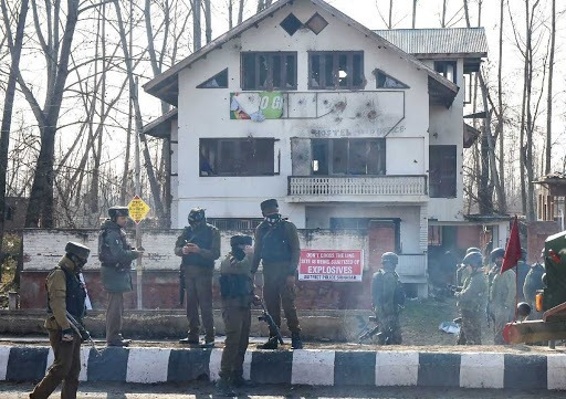 Hard Hitting Realities of Laweypora  #HMT  #SrinagarEncounter for those who will try their best to draw a parallel between  #Amshipora and  #Laweypora.A  #Thread. #SrinagarEncounter  #Kashmir #PoliceDeniesAllegation