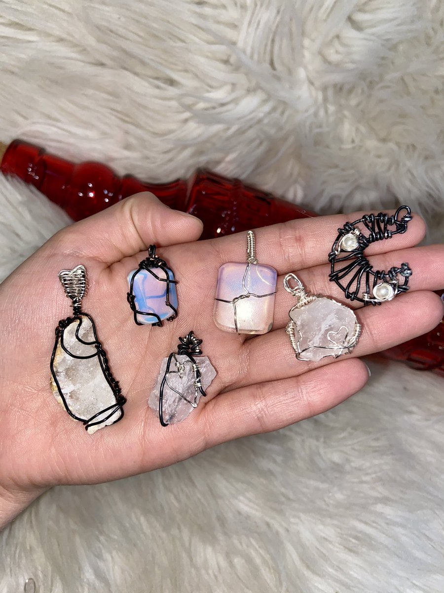 jennikagrigsby's tweet photo. Looking for something special to gift your special someone on Valentine’s Day? I got you 😍 nothing more special than handmade crystal jewelry ✨🥺
Did I mention US gets free shipping on all of these?! 👀👀
https://t.co/rp5NeMAHfF https://t.co/IIXsqlEKY4