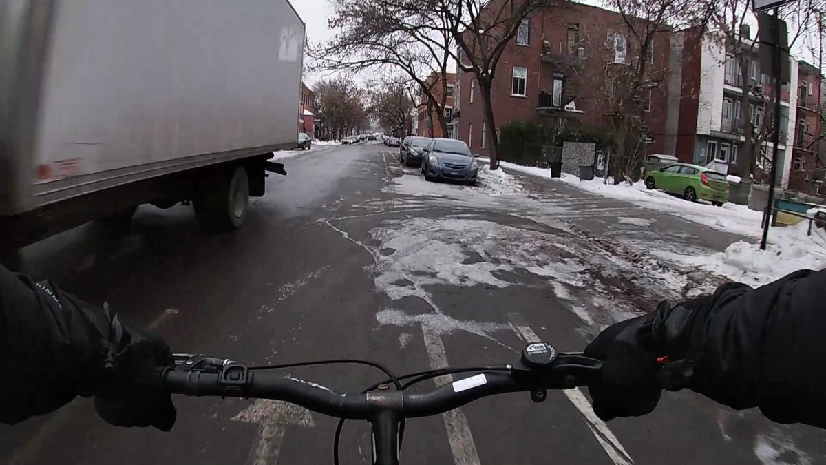 chezilme's tweet photo. Would you feel safe biking in this lane? Yeah, me neither. 
Another example of #UrbanError : against-car-traffic bike lanes.

#ErreurUrbaine #VeloMTL #BikeMTL https://t.co/G8CzVdKkLK